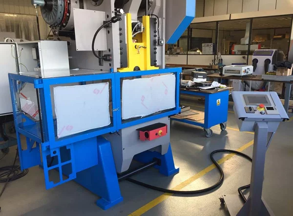 Carcasas de rejilla y protectores especiales para prensas industriales